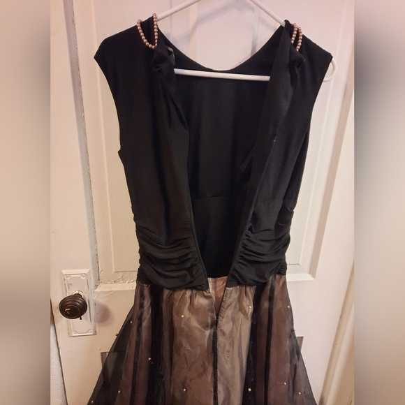 Black Fit and Flare Sleeveless Midi Dress for An Elegant Event - Picture 12 of 12